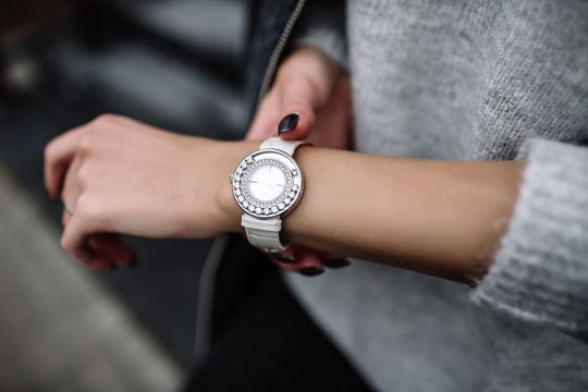 Na której ręce nosi się zegarek?